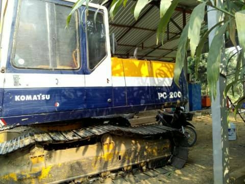 ขายKOMATSU PC200-5 สภาพสวยพร้อมใช้ ติดต่อ คุณ อ๊อฟ พิจิตร 086-737-9991