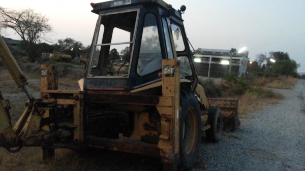 ขายรถแม็คโคร hitachi ex200-1 และ รถขุดหน้าตักหลัง cat 428 b เหมา2คันครับ