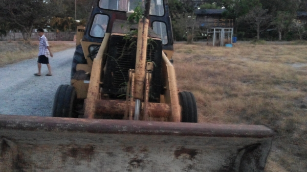 ขายรถแม็คโคร hitachi ex200-1 และ รถขุดหน้าตักหลัง cat 428 b เหมา2คันครับ