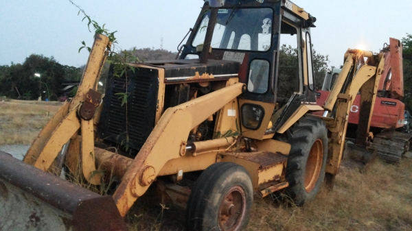 ขายรถแม็คโคร hitachi ex200-1 และ รถขุดหน้าตักหลัง cat 428 b เหมา2คันครับ