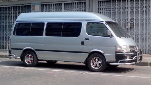 รถตู้ HIACE หัวจรวด LH 184  ปี46 สีเดิม