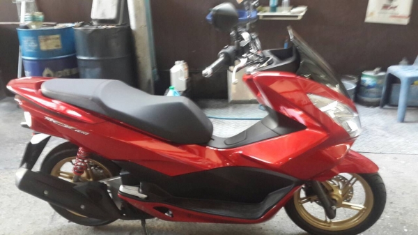 ขาย HONDA PCX 150 ไฟหน้า LED ปี 58 ปลายปี รถวิ่งไปสองร้อยกว่าโล สภาพเดิมๆ สวยมากๆ  เล่มพร้อมชุดโอน