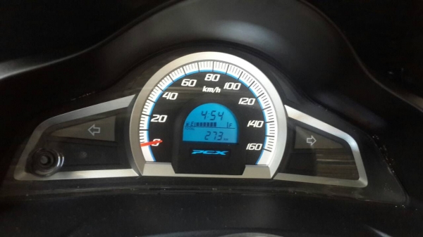 ขาย HONDA PCX 150 ไฟหน้า LED ปี 58 ปลายปี รถวิ่งไปสองร้อยกว่าโล สภาพเดิมๆ สวยมากๆ  เล่มพร้อมชุดโอน