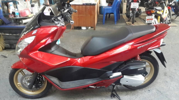 ขาย HONDA PCX 150 ไฟหน้า LED ปี 58 ปลายปี รถวิ่งไปสองร้อยกว่าโล สภาพเดิมๆ สวยมากๆ  เล่มพร้อมชุดโอน