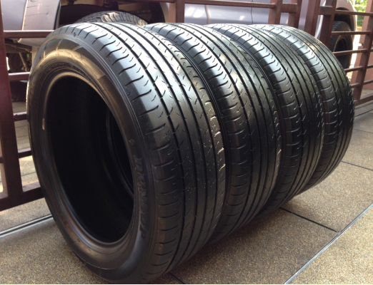 ยาง Dunlop 225 60 18 กลางปี13 ดอกเต็ม ไม่มีปะ ใช้ยาว ราคาไม่แพง