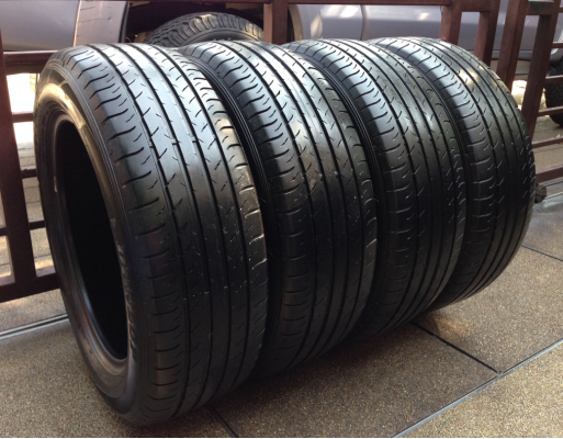 ยาง Dunlop 225 60 18 กลางปี13 ดอกเต็ม ไม่มีปะ ใช้ยาว ราคาไม่แพง