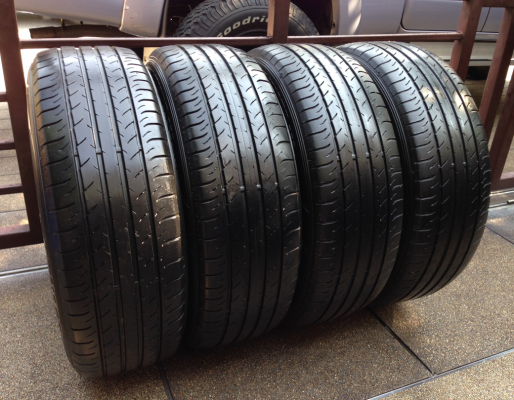 ยาง Dunlop 225 60 18 กลางปี13 ดอกเต็ม ไม่มีปะ ใช้ยาว ราคาไม่แพง