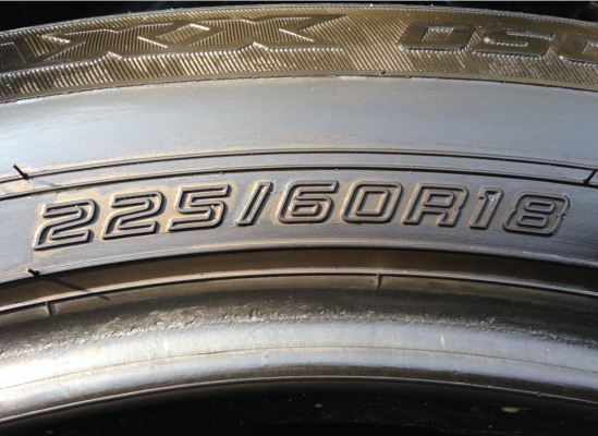 ยาง Dunlop 225 60 18 กลางปี13 ดอกเต็ม ไม่มีปะ ใช้ยาว ราคาไม่แพง