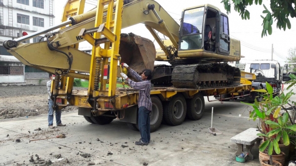 ขายรถแบคโฮ KOMATSU PC200-6 เอกสารเล่มทะเบียน ราคา 950000