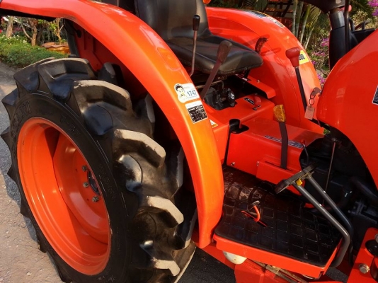 คูโบต้า L3208 SP 4 WD ใบมีดตราช้าง ทำงาน 306 ชั่วโมง เล่มทะเบียนพร้อม จด พ.ค.2557