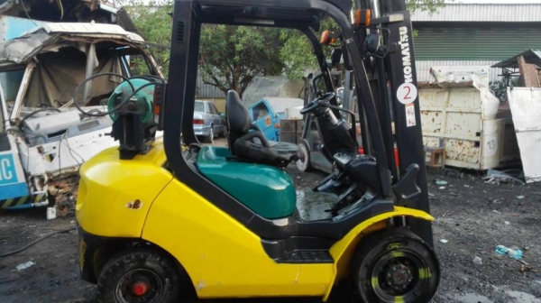 ขายรถโฟลคลิฟต์ 2.5ตัน FGรุ่น16 เปลี่ยนยางใหม่ให้