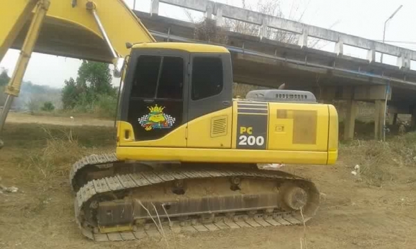 ขายรถแบคโฮ KOMATSU PC200-8 เอกสารเล่มทะเบียน 11000 ชม.ราคา 1700000