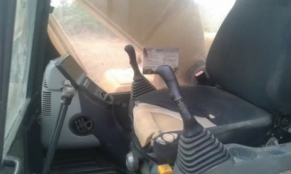 ขายรถแบคโฮ KOMATSU PC200-8 เอกสารเล่มทะเบียน 11000 ชม.ราคา 1700000