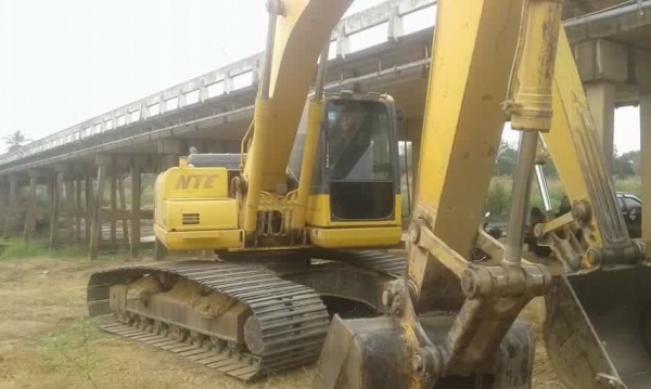 ขาบรถแบคโฮ KOMATSU PC200-7 เอกสารเล่มทะเบียน 11000 ชม.ราคา 1800000