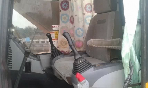 ขาบรถแบคโฮ KOMATSU PC200-7 เอกสารเล่มทะเบียน 11000 ชม.ราคา 1800000