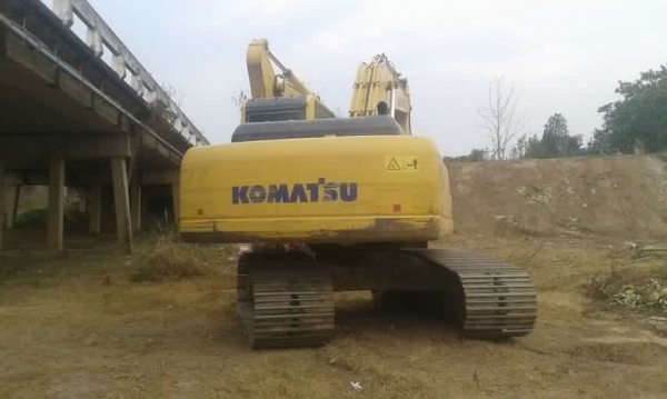 ขาบรถแบคโฮ KOMATSU PC200-7 เอกสารเล่มทะเบียน 11000 ชม.ราคา 1800000