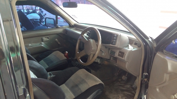 ขายด่วนครับ ISUZU 2500 มังกรทอง 90 แค็บ ปี33 คอนโชนภายในสวย ครับ สีไม่สวยครับ