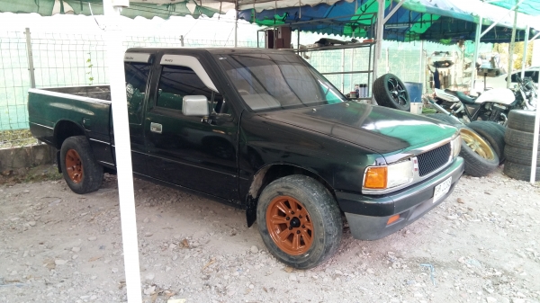 ขายด่วนครับ ISUZU 2500 มังกรทอง 90 แค็บ ปี33 คอนโชนภายในสวย ครับ สีไม่สวยครับ