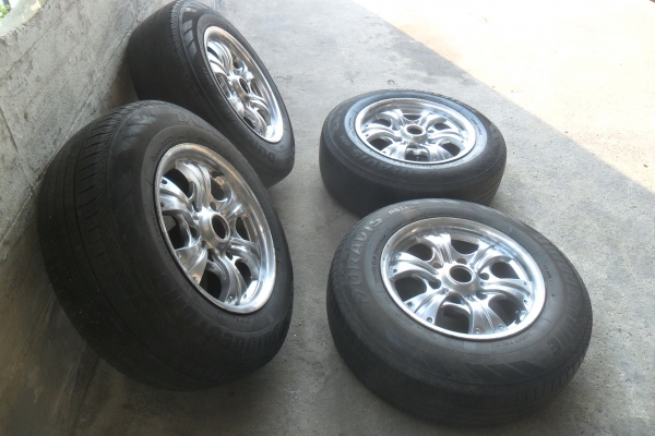 ล้อแม็ก15นิ้ว6รู พร้อมยาง สวยๆ 4 ล้อ ลดราคาเหลือ 5500 บาท
