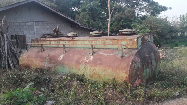 ถังน้ำ 12,000 ลิตร ถอดจากสิบล้อหน้ายาว ถังกว้าง 2.45 ม. ยาว 4.5 ม.