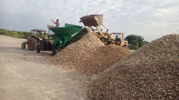 รถตักยี่ห้อ Caterpillar ต่อแขนแล้ว สภาพดี พร้อมใช้งาน รถตักยี่ห้อ Caterpillar ต่อแขนแล้ว สภาพดี พร้อมใช้งาน