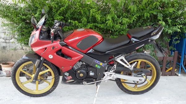 ขาย Honda CBR 150 R เดิมๆ -  เครื่องเดิมๆ ปกติ แน่นๆ ท่อแต่งบิ๊กไบร์   เกียร์โยงแต่ง สับโดด   ลัอแม็กทอง ไม่มีแตกยางดอกเต็มๆ - ชุดสีเดิมๆ ทะเบียนไม่ขาดต่อ ชุดโอนครับ -  รถอยุ่ ถนนสรงประภา แขวงสีกัน เขตดอนเมือง กรุงเทพฯ - จัดส่งได้คับ ตามใบเสร็จที่ส่งคับ -