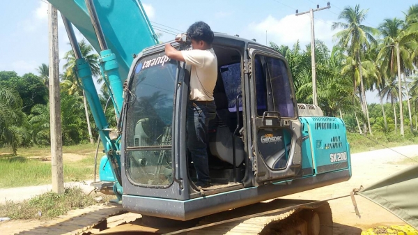 ขายรถแบคโฮ KOBELCO SK.200-YN 12 เอกสารใบแจ้งจำหน่าย ไฟฟ้ามี ช่วงล้างเต็ม รถสวย ราคา.1880000 สนใจโทรด่วน