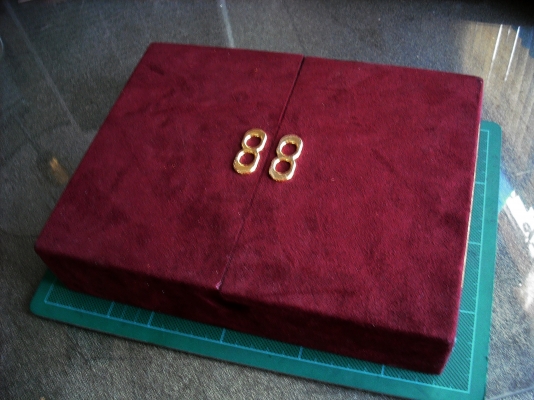 กล่องกำมะยีสีแดงเลือดหมูไว้ใส่ของรักของหวง