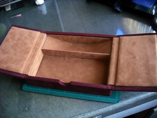 กล่องกำมะยีสีแดงเลือดหมูไว้ใส่ของรักของหวง