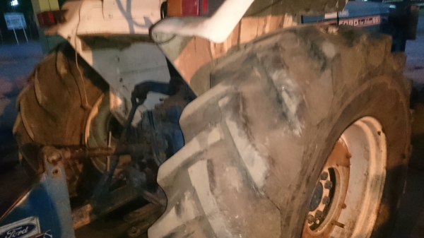 ขายรถไถฟอร์ด 77  อุปกรณ์ 2 ชิ้นหน้าหลัง เล่มพร้อม พร้อมใช้งาน