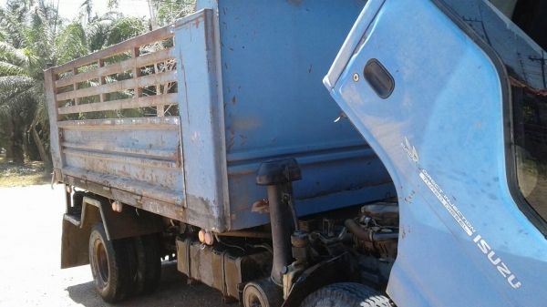 รถอีซูซุ 6 ล้อดั้ม NQR 150 แรงม้า. ปี 48.    สนใจติดต่อ  081 - 6079515