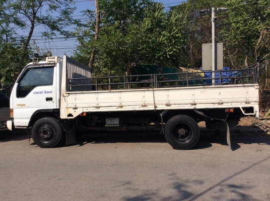 ISUZU 6ล้อ NPR เครื่อง110 แรง  ยาว 4.50ม . เครื่องดี ครัทซีสวย รถไม่ผุ ภาษีไม่ขาด ขาย290,000 บาท ศุภากร 081-1903107 ,081-4252943