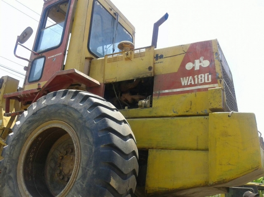 รถตักล้อยาง KOMATSU WA180 พร้อมใช้ ยางไม่ดี1เส้น