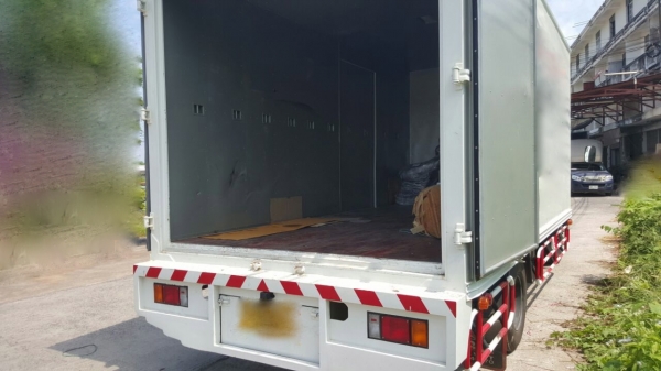 รถอีซูซุ 6 ล้อ NPR ตู้แห้ง  150 แรงม้า.  ปี 57. ( รถวิ่ง 2,xxx กม. )    สนใจติดต่อ  081 - 6079515