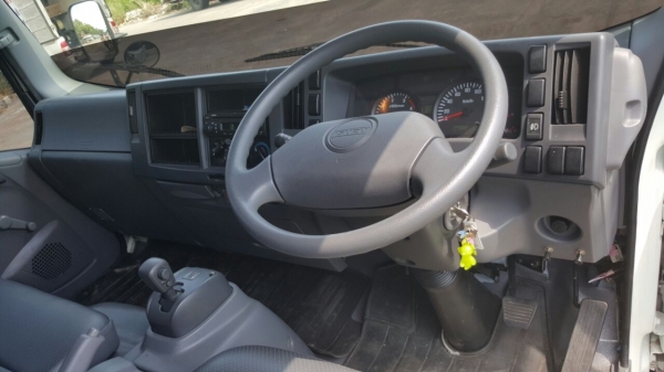 รถอีซูซุ 6 ล้อ NPR ตู้แห้ง  150 แรงม้า.  ปี 57. ( รถวิ่ง 2,xxx กม. )    สนใจติดต่อ  081 - 6079515