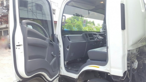 รถอีซูซุ 6 ล้อ NPR ตู้แห้ง  150 แรงม้า.  ปี 57. ( รถวิ่ง 2,xxx กม. )    สนใจติดต่อ  081 - 6079515