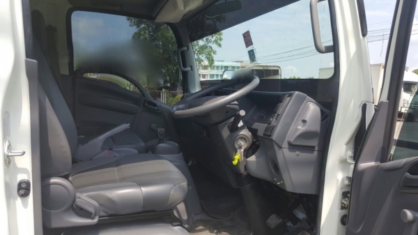 รถอีซูซุ 6 ล้อ NPR ตู้แห้ง  150 แรงม้า.  ปี 57. ( รถวิ่ง 2,xxx กม. )    สนใจติดต่อ  081 - 6079515