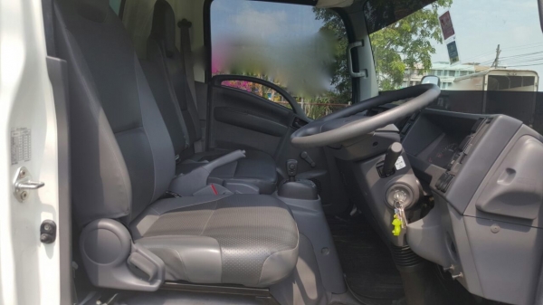 รถอีซูซุ 6 ล้อ NPR ตู้แห้ง  150 แรงม้า.  ปี 57. ( รถวิ่ง 2,xxx กม. )    สนใจติดต่อ  081 - 6079515