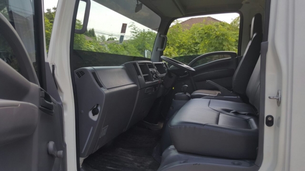 รถอีซูซุ 6 ล้อ NPR ตู้แห้ง  150 แรงม้า.  ปี 57. ( รถวิ่ง 2,xxx กม. )    สนใจติดต่อ  081 - 6079515