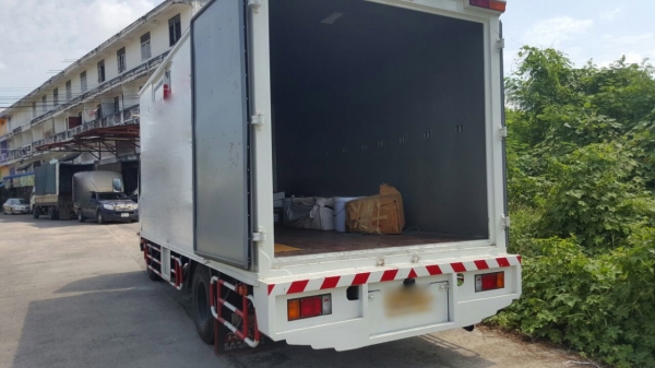 รถอีซูซุ 6 ล้อ NPR ตู้แห้ง  150 แรงม้า.  ปี 57. ( รถวิ่ง 2,xxx กม. )    สนใจติดต่อ  081 - 6079515