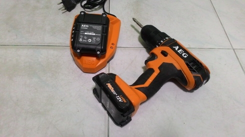 สว่านชาร์ตแบต ขนาด12 โวลต์ พร้อมแบตจำนวน 2 ก้อน และที่ชาร์จสภาพเกิน 90 เปอร์เซนต์ สว่านชาร์ตแบต ขนาด12 โวลต์ พร้อมแบตจำนวน 2 ก้อน และที่ชาร์จสภาพเกิน 90 เปอร์เซนต์