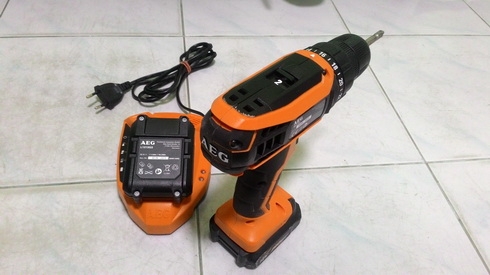 สว่านชาร์ตแบต ขนาด12 โวลต์ พร้อมแบตจำนวน 2 ก้อน และที่ชาร์จสภาพเกิน 90 เปอร์เซนต์ สว่านชาร์ตแบต ขนาด12 โวลต์ พร้อมแบตจำนวน 2 ก้อน และที่ชาร์จสภาพเกิน 90 เปอร์เซนต์