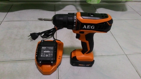 สว่านชาร์ตแบต ขนาด12 โวลต์ พร้อมแบตจำนวน 2 ก้อน และที่ชาร์จสภาพเกิน 90 เปอร์เซนต์ สว่านชาร์ตแบต ขนาด12 โวลต์ พร้อมแบตจำนวน 2 ก้อน และที่ชาร์จสภาพเกิน 90 เปอร์เซนต์