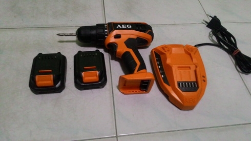 สว่านชาร์ตแบต ขนาด12 โวลต์ พร้อมแบตจำนวน 2 ก้อน และที่ชาร์จสภาพเกิน 90 เปอร์เซนต์