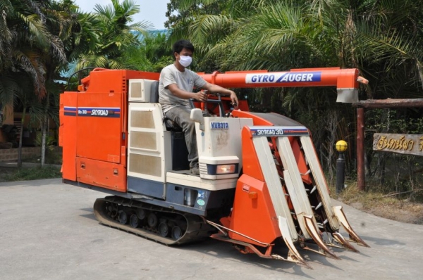 ขายรถเกี่ยว นวดข้าวKUBOTA R1-30 ดีเซล4สูบ 30แรง สวยเดิมจากญี่ปุ่น 125,000เท่านั้น!!
