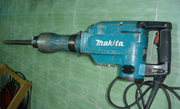 เครื่องสกัดคอนกรีต(ไฟฟ้า) Makita HM1306