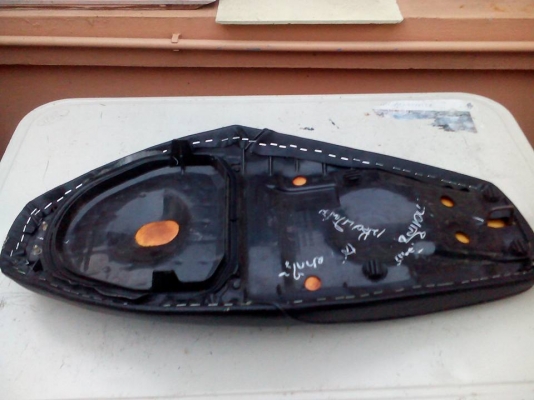 ขายเบาะเวฟ 125 R ปี 49 หรือ S ปี 47 รุ่นคาร์บู เบาะแท้ติดรถหุ้มผ้าใหม่ ขาดหัวเบาะนิดหนึ่งรอยหนูกัด