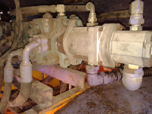 ขายรถเกี่ยวข้าว เกษตรพัฒนา อุ้ม 2.5 ตัน เครื่อง HINO HO7D 195 เทอร์โบ