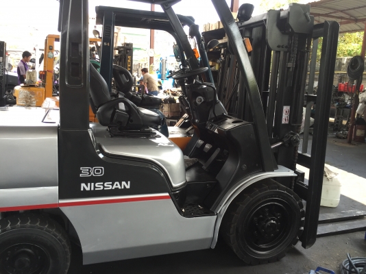 รถยกนิสสัน 3 ตัน เสาสูง 3 เมตร เครื่องดีเซล เกียร์ออโต้