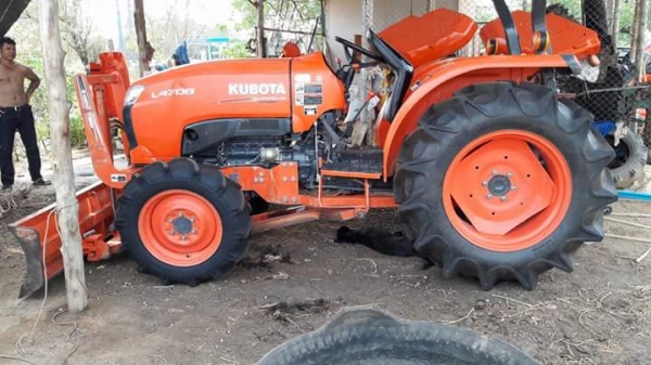 ขายรถไถคูโบต้าL4708สภาพเดิมๆพร้อมดันหน้ายางเต็ม4เส้นคับเล่มทะเบียนพร้อมโอนคับ